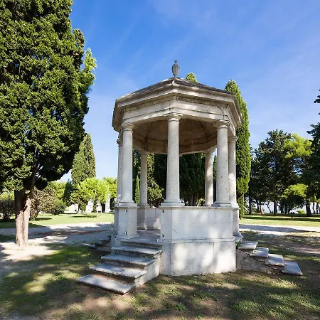 לינה וארוחת בוקר Vip 4*